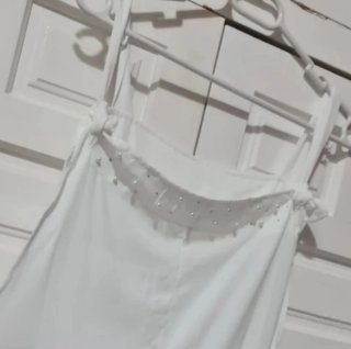 Mono blanco elegante con pedrería