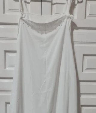 Mono blanco elegante con pedrería