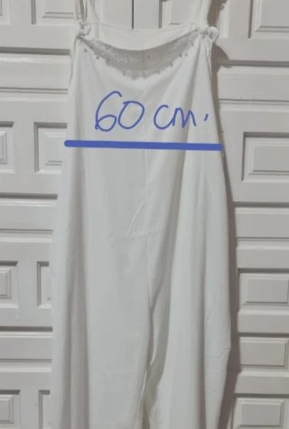 Mono blanco elegante con pedrería