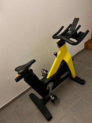 Bicicleta Spinning Technogym Negra y Amarilla