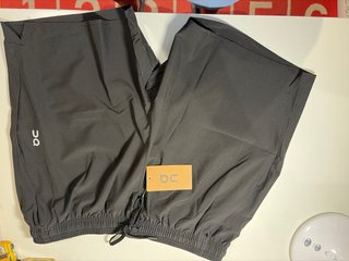 Pantalón corto deportivo On Talla 2XL Negro
