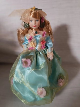 Muñeca de porcelana vintage