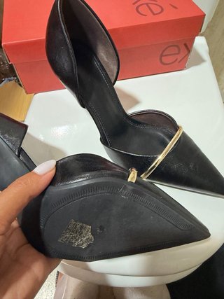 Zapatos de tacón negros con detalle dorado