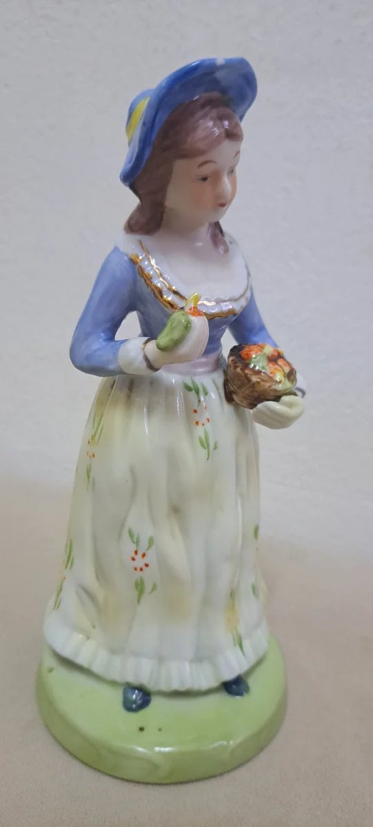 Figura de porcelana mujer con cesta