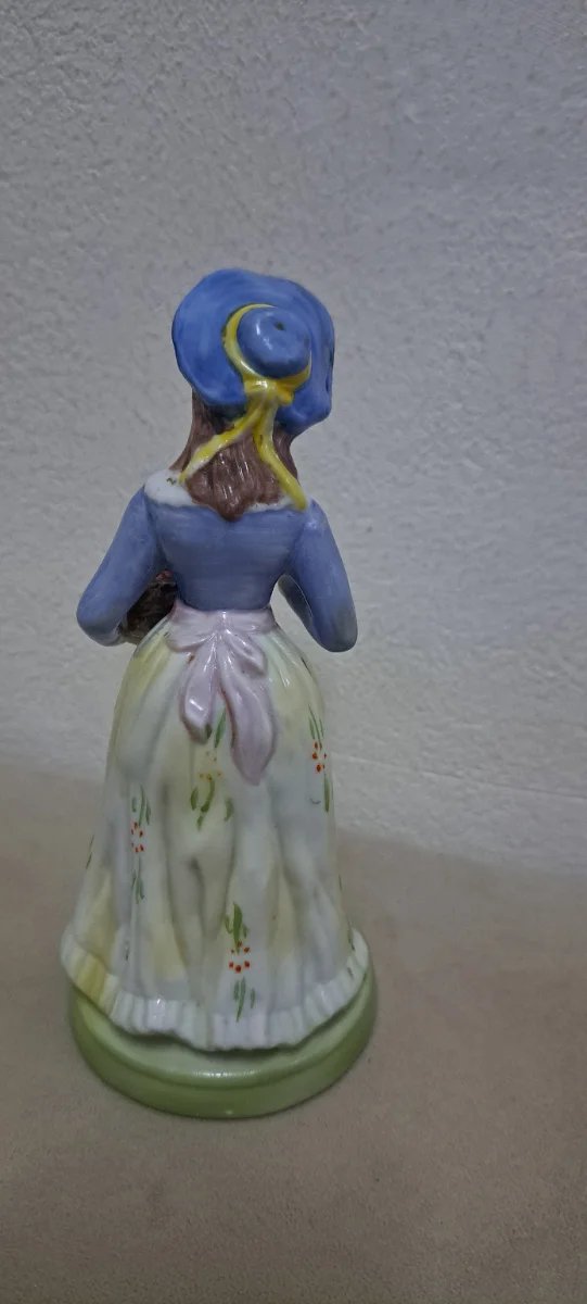 Figura de porcelana mujer con cesta