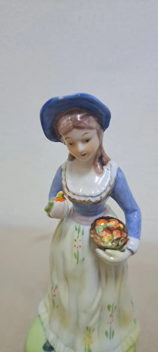 Figura de porcelana mujer con cesta