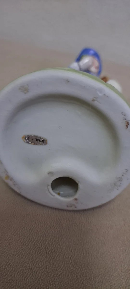 Figura de porcelana mujer con cesta