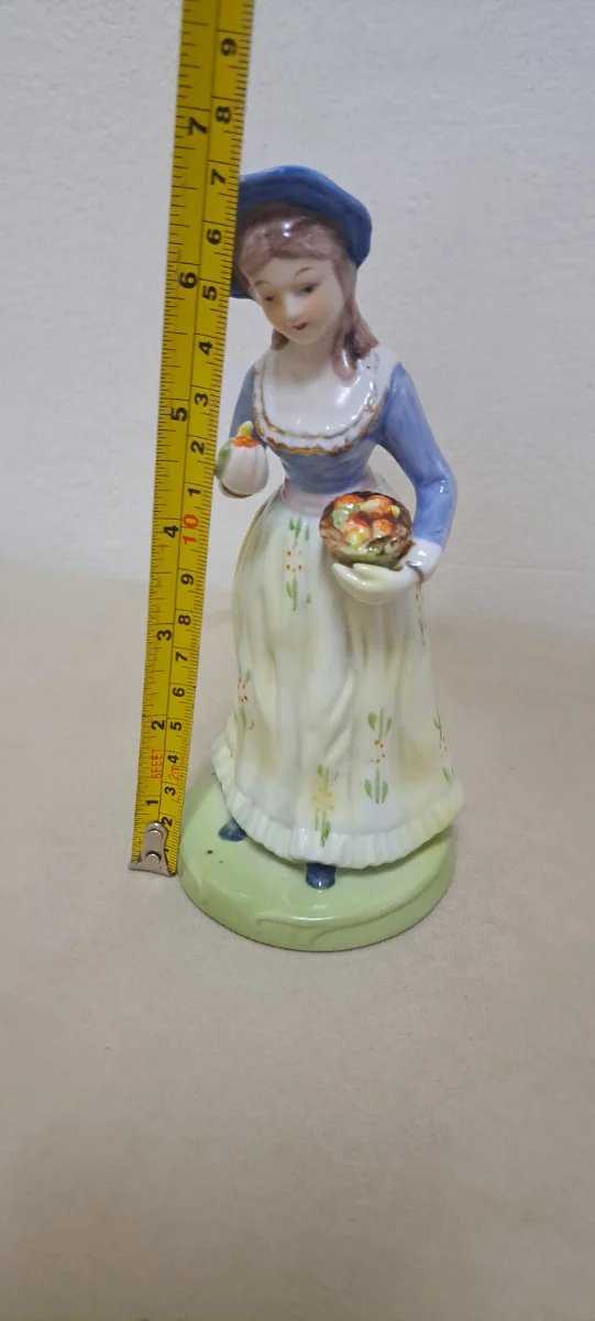 Figura de porcelana mujer con cesta