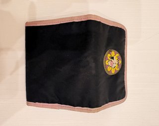 Portafoglio vintage Mukka nero con dettagli rosa