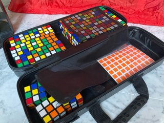 Rubik wall di Bond Lee