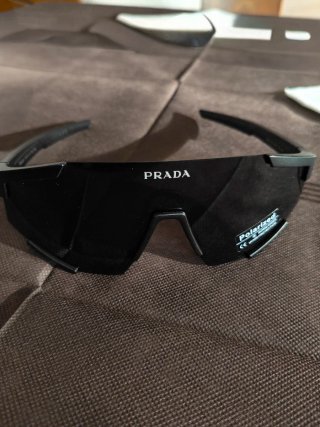 Occhiali da sole Prada neri e rossi