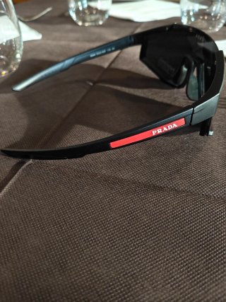 Occhiali da sole Prada neri e rossi