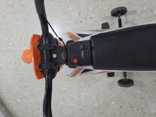 Moto electrica infantil con ruedines