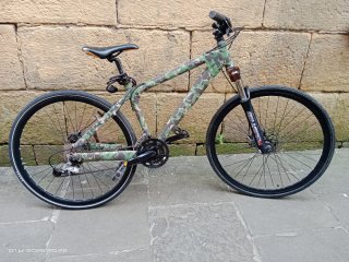 Bicicleta en configuración  urbana, de camuflaje.