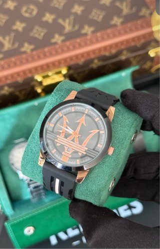 Reloj Negro y Dorado