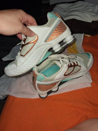 Deportivas Nike Blancas y Doradas