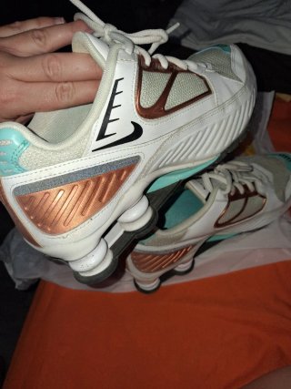 Deportivas Nike Blancas y Doradas