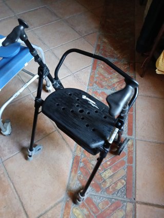 Silla de ruedas ligera y plegable