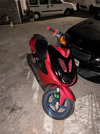 Yamaha Aerox Scooter Negra y Rosa