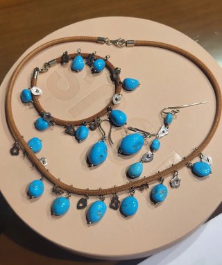 Collar TOUS cuero y turquesas con siluetas.