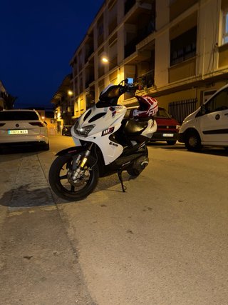 Yamaha Aerox 49cc - Cambio por coche