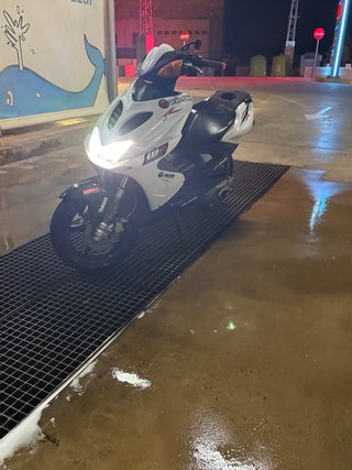 Yamaha Aerox 49cc - Cambio por coche