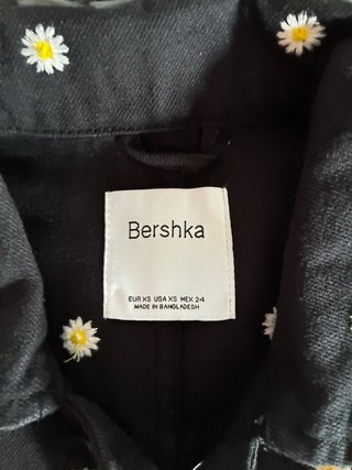 Chaqueta vaquera negra con margaritas Bershka