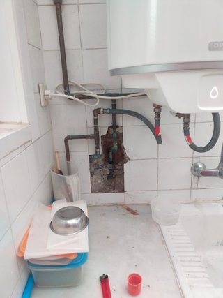 Fontanero cualificado en buscar fugas sin romper