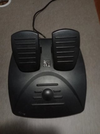 Volante y pedales gaming
