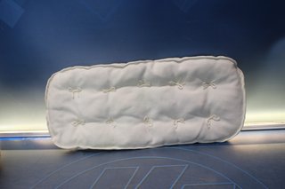 Capazo, cuna, moisés de rafia con ropa de cama. Vintage.