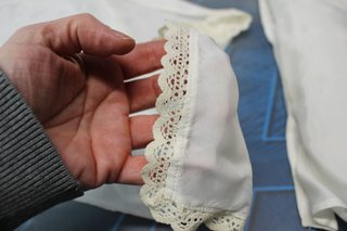 Capazo, cuna, moisés de rafia con ropa de cama. Vintage.
