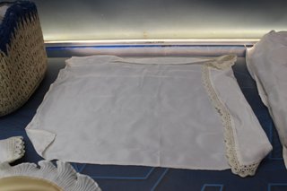 Capazo, cuna, moisés de rafia con ropa de cama. Vintage.