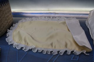 Capazo, cuna, moisés de rafia con ropa de cama. Vintage.