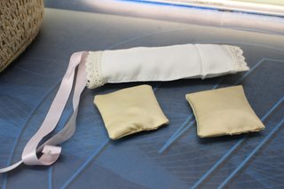 Capazo, cuna, moisés de rafia con ropa de cama. Vintage.