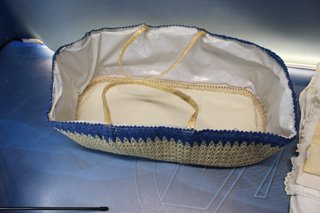 Capazo, cuna, moisés de rafia con ropa de cama. Vintage.