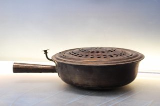 Antiguo calentador de cama, calienta camas, brasero. Hierro, principios s.XX.