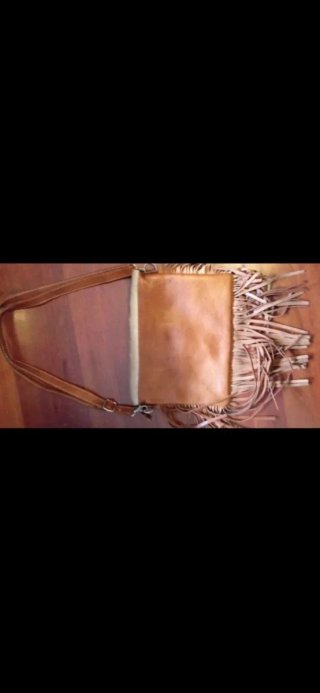 Bolso de mano con flecos y pedrería