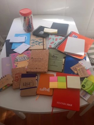 Lote de blocs de notas, cuadernos y post-its