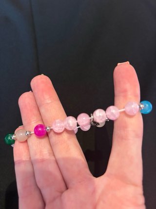 Pulsera multicolor con charm de flor