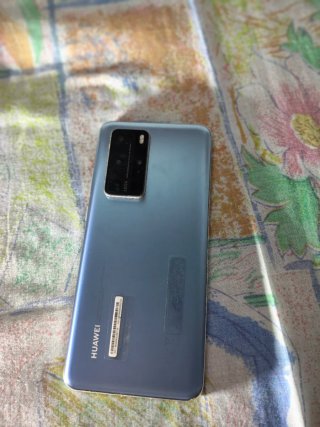Huawei P40 pro es lijero y está muy guapo.