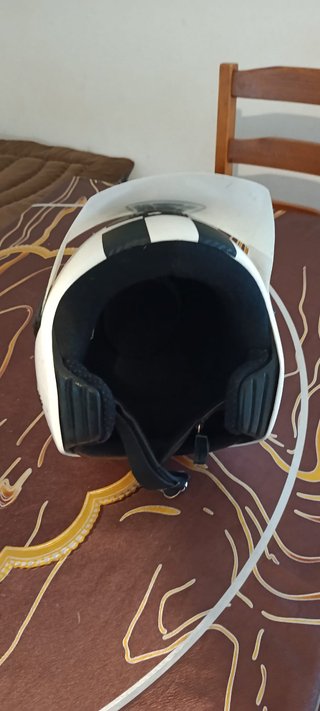 Casco de moto blanco con diseño de cuadros