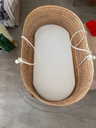 Moisés madera con ruedas