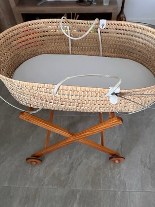 Moisés madera con ruedas