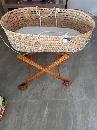 Moisés madera con ruedas