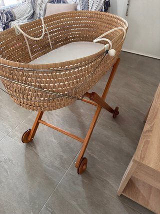 Moisés madera con ruedas