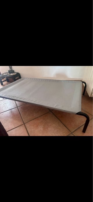 Lettino rialzato per cani in tela resistente