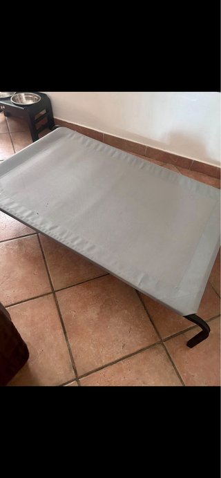 Lettino rialzato per cani in tela resistente