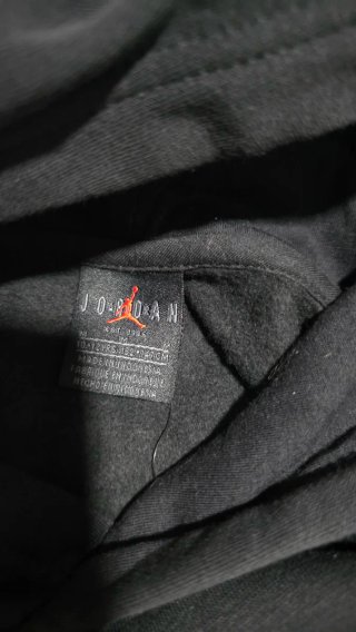 Sudadera Jordan Negra con Logo Rojo