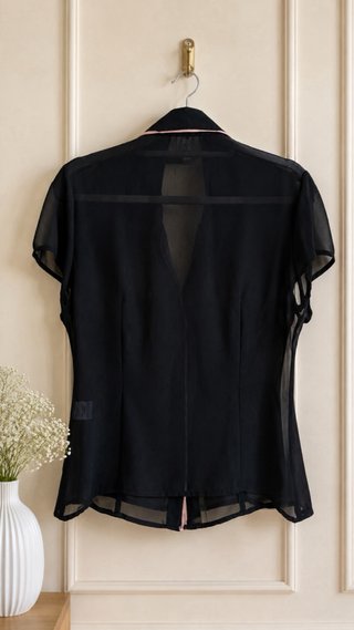 Camicia nera con profili rosa