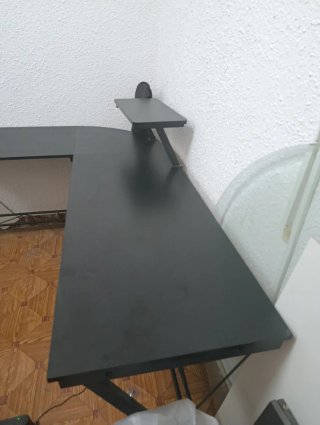 Escritorio esquinero negro con soporte